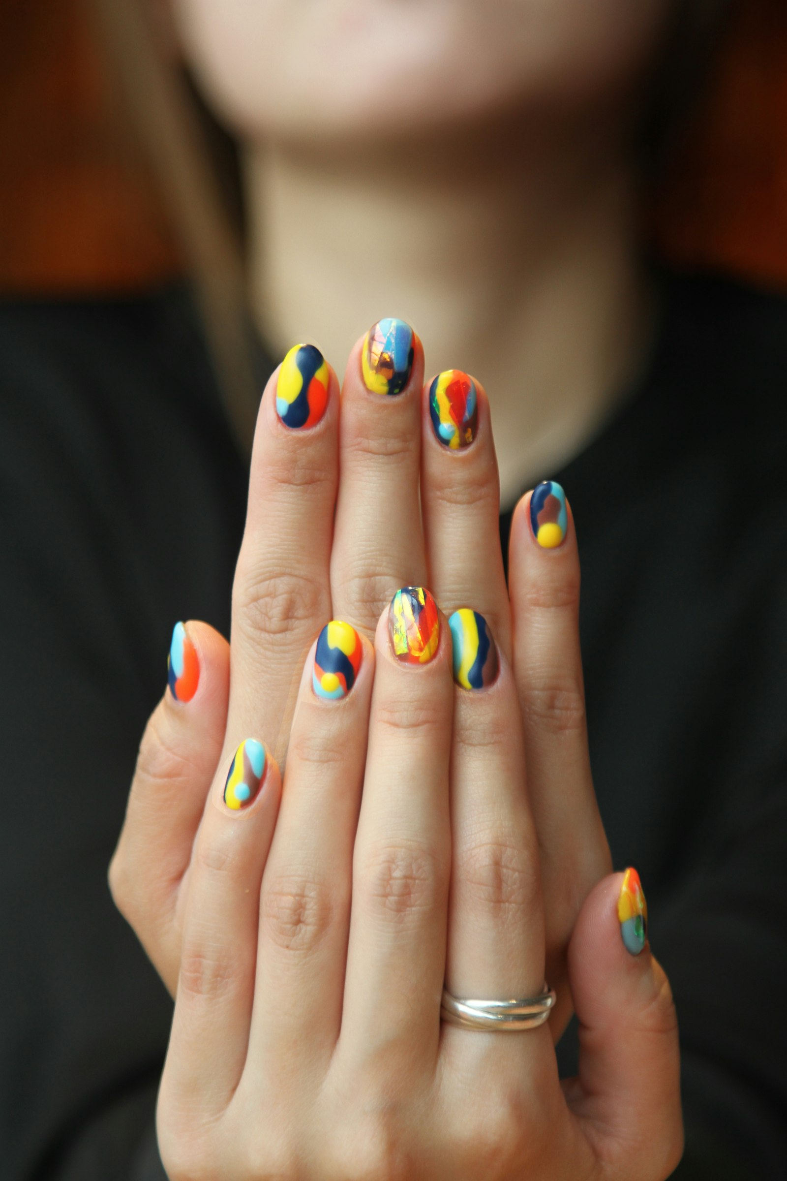Handgeschilderde, kleurrijke abstracte nail art op amandelvormige nagels
