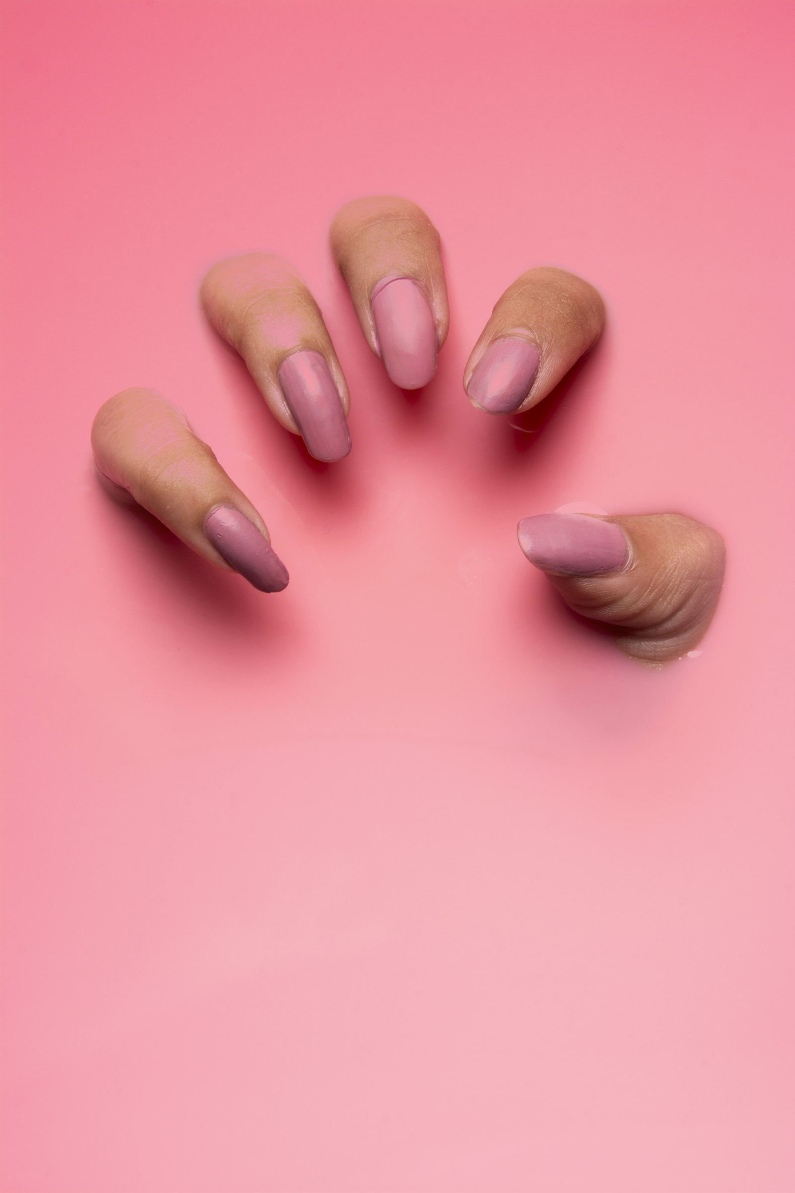 Amandelvormige nagels in een zachte mauve tint